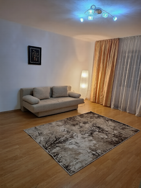 Decebal, garsoniera decomandata cat 2 camere.